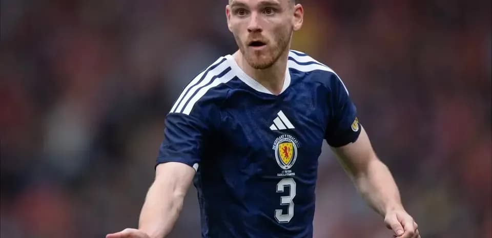 Jugador de Escocia señalando durante un partido