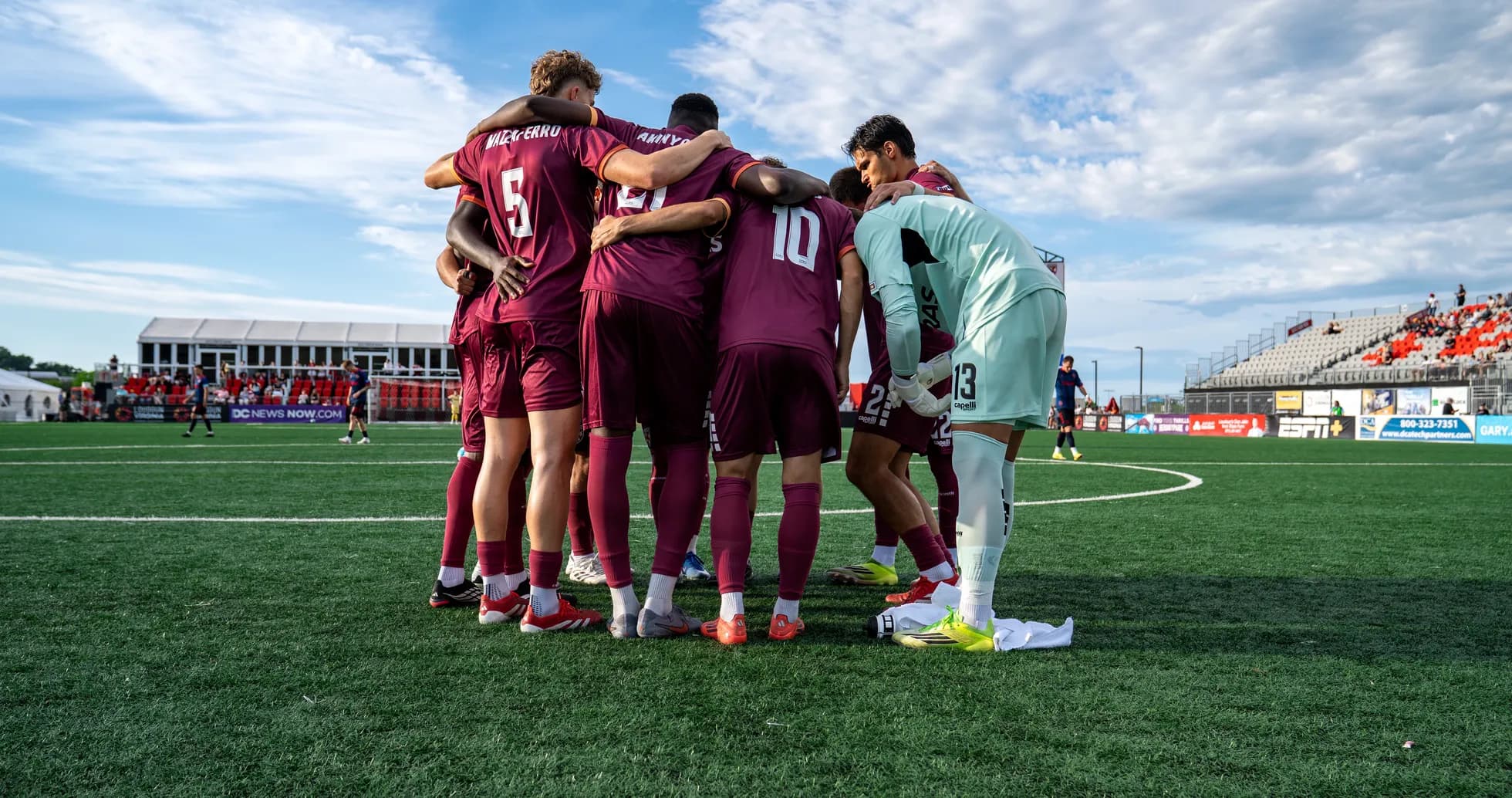 Equipo de Loudoun United en huddle antes del partido