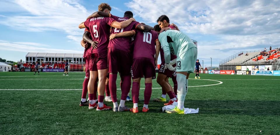 Equipo de Loudoun United en huddle antes del partido