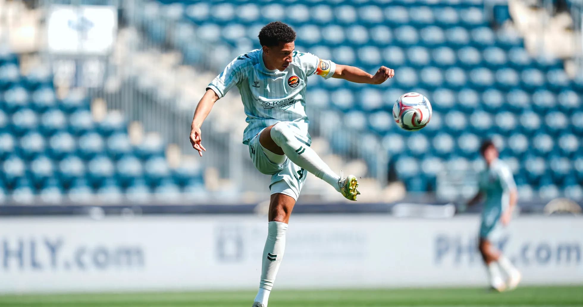 Jugador de Philadelphia Union II chutando el balón