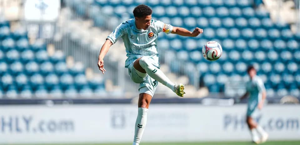 Jugador de Philadelphia Union II chutando el balón