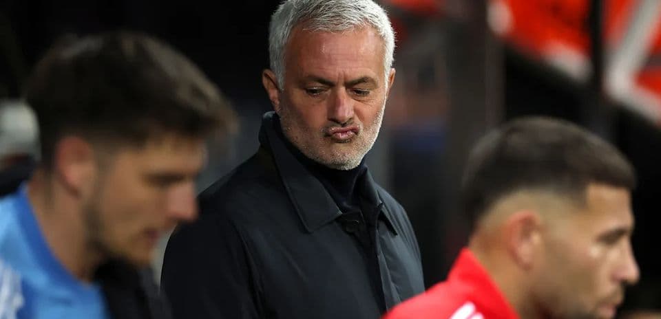 José Mourinho en el banquillo durante un partido