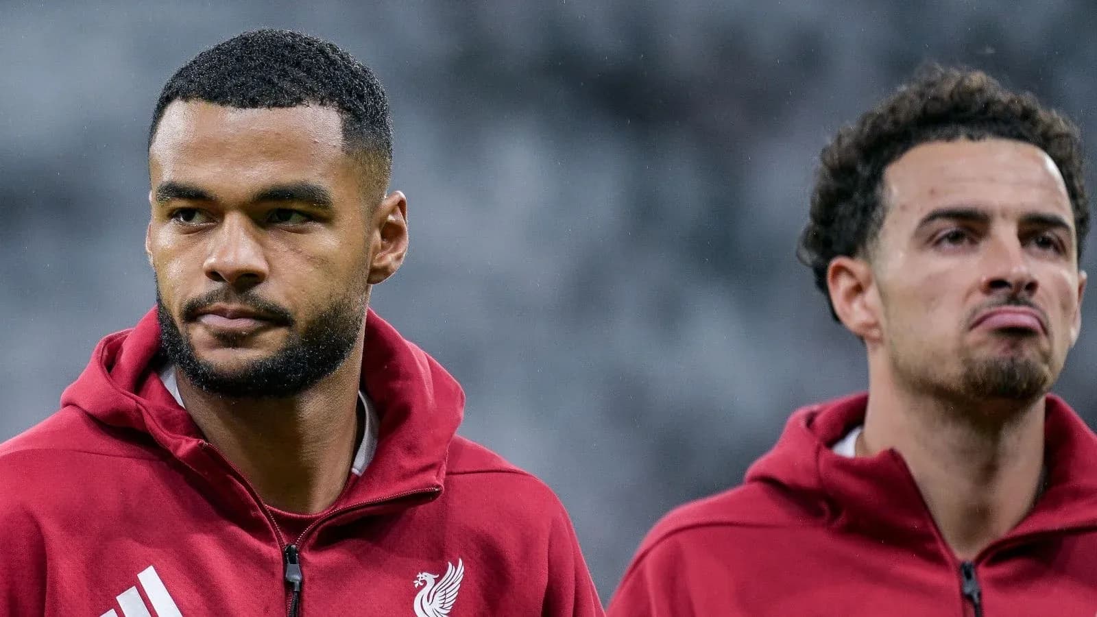 Jugadores de Liverpool durante el calentamiento antes del partido