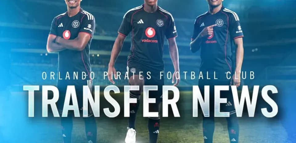 Jugadores de Orlando Pirates con camiseta negra en anuncio