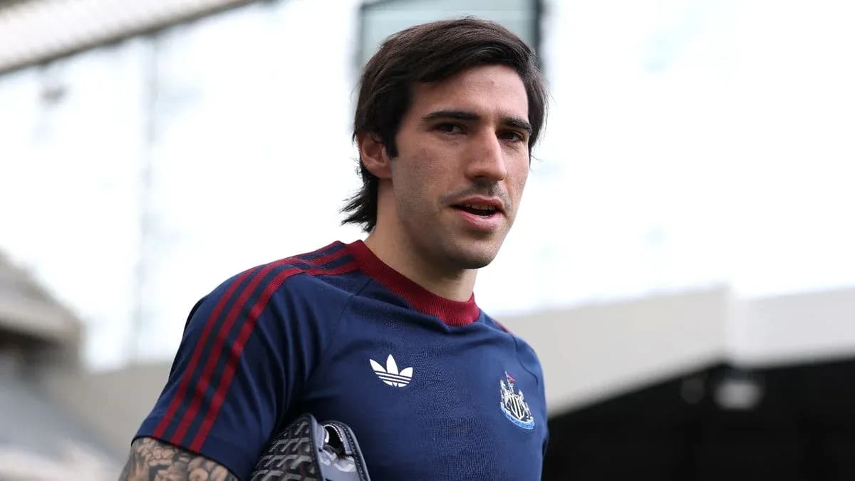 Jugador de Newcastle con camiseta entrenando en estadio