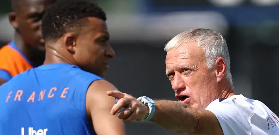 Entrenador francés dirigiendo a Mbappé en entrenamiento