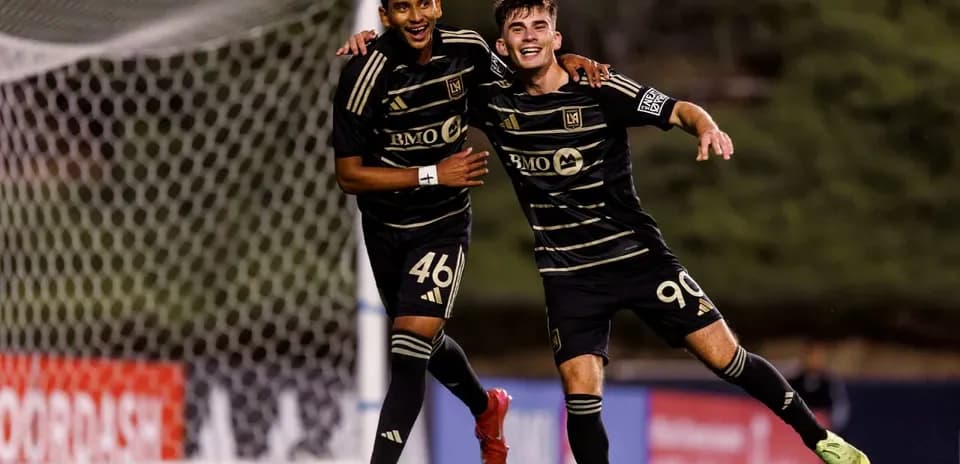 Dos jugadores celebrando un gol