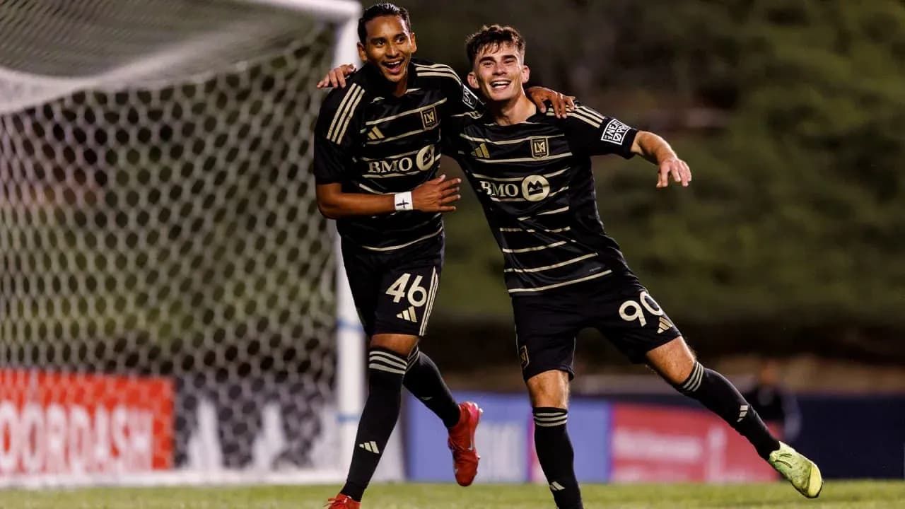 Dos jugadores celebrando un gol