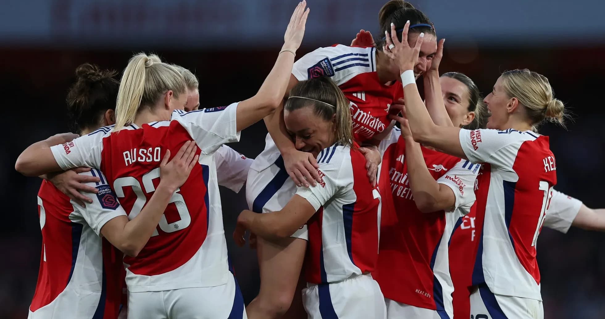 Jugadoras de Arsenal celebrando un gol