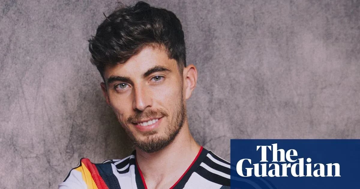 Jugador sonriendo con camiseta de Alemania