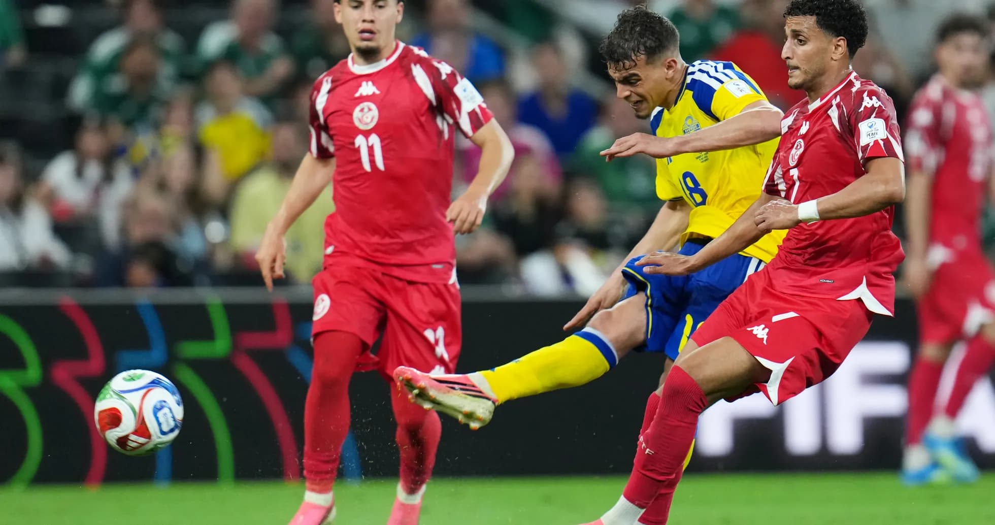 Jugador de Suecia contra jugadores de Túnez