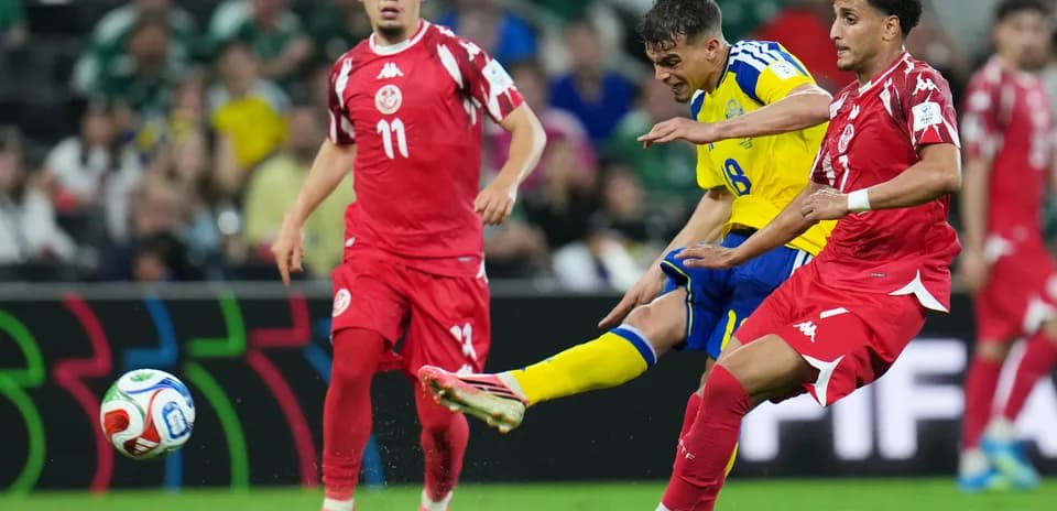 Jugador de Suecia contra jugadores de Túnez