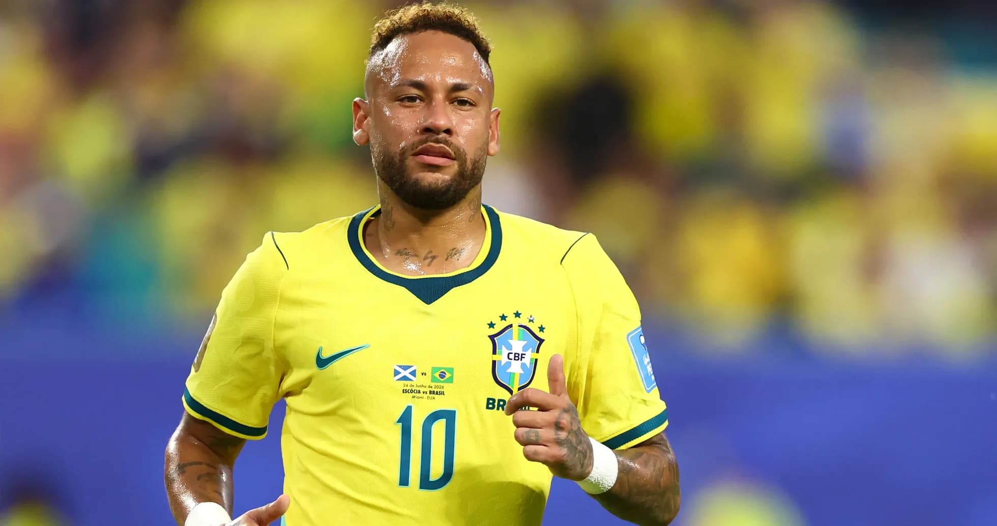 Jugador brasileño corriendo durante un partido de fútbol