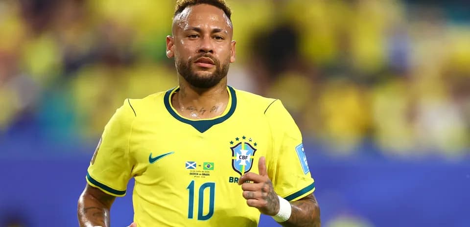 Jugador brasileño corriendo durante un partido de fútbol