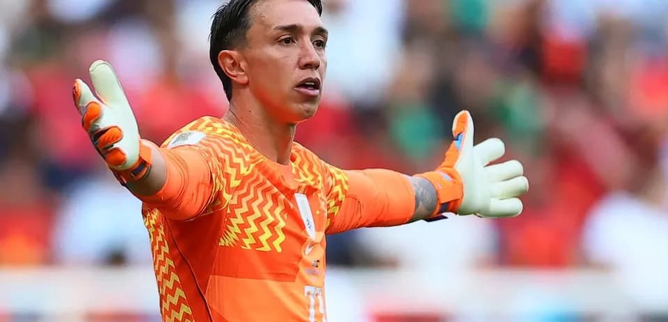 Portero gesticulando durante un partido de fútbol