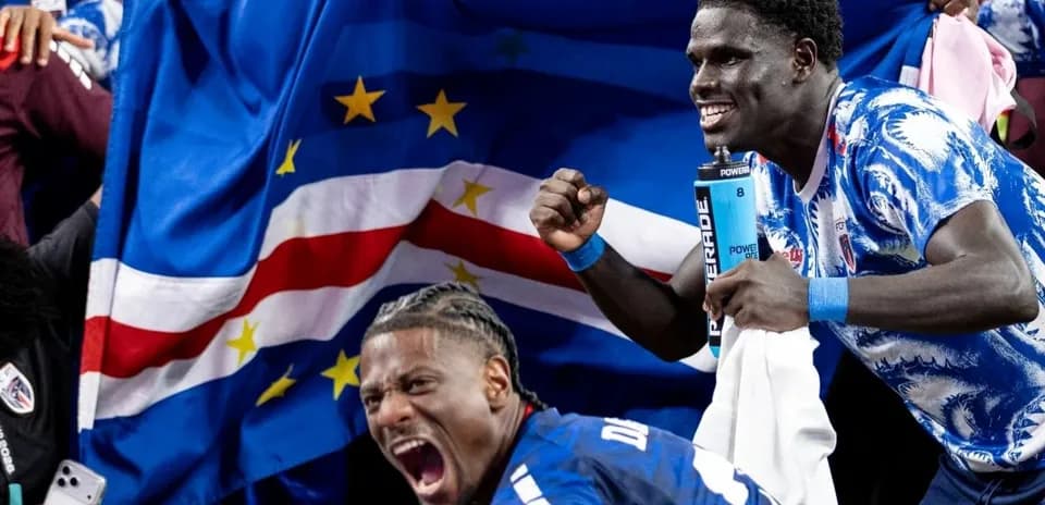 Jugadores de Cabo Verde celebrando con su bandera