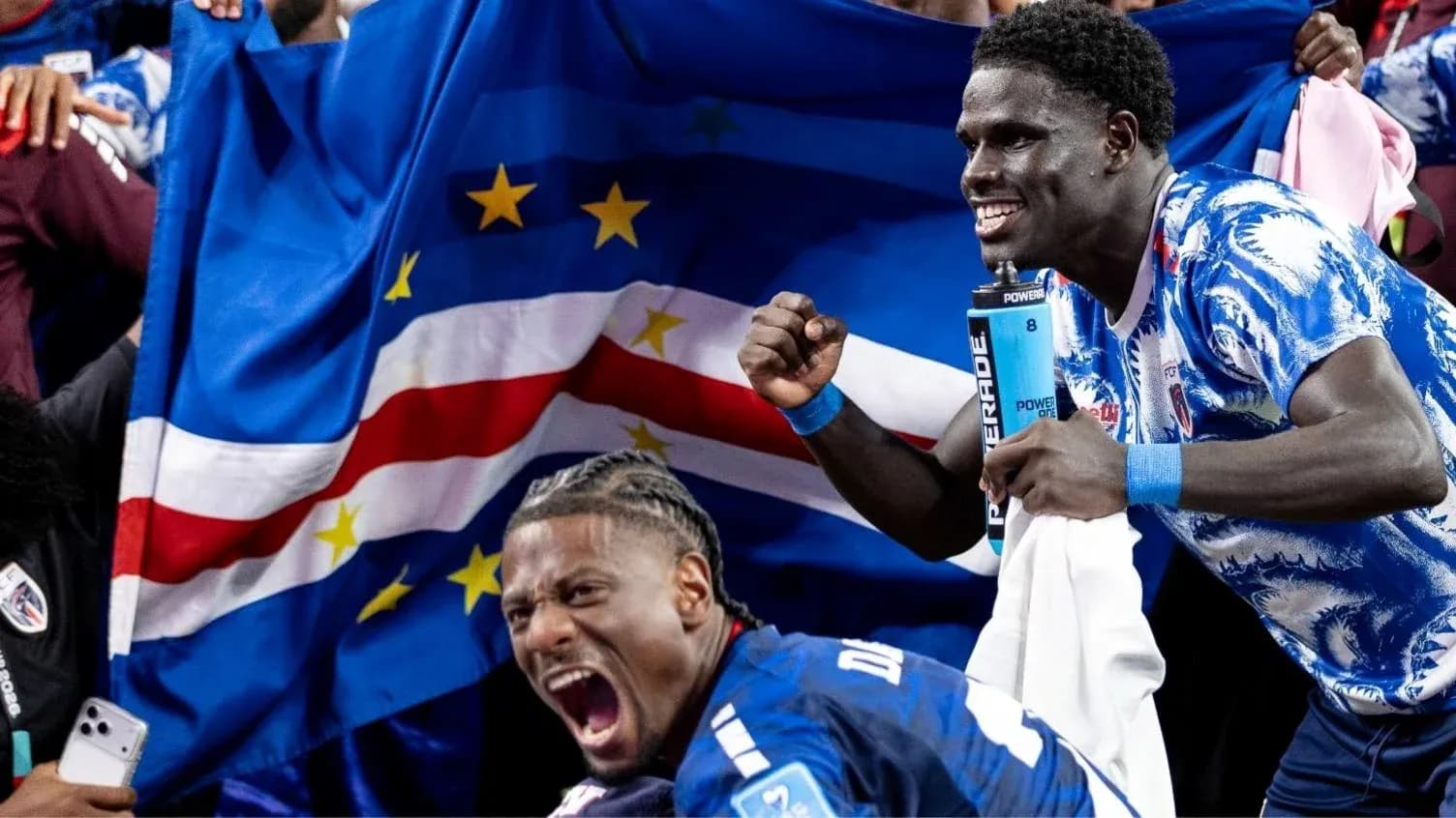 Jugadores de Cabo Verde celebrando con su bandera