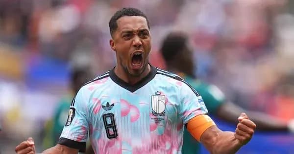 Jugador celebrando en partido con camiseta colorida