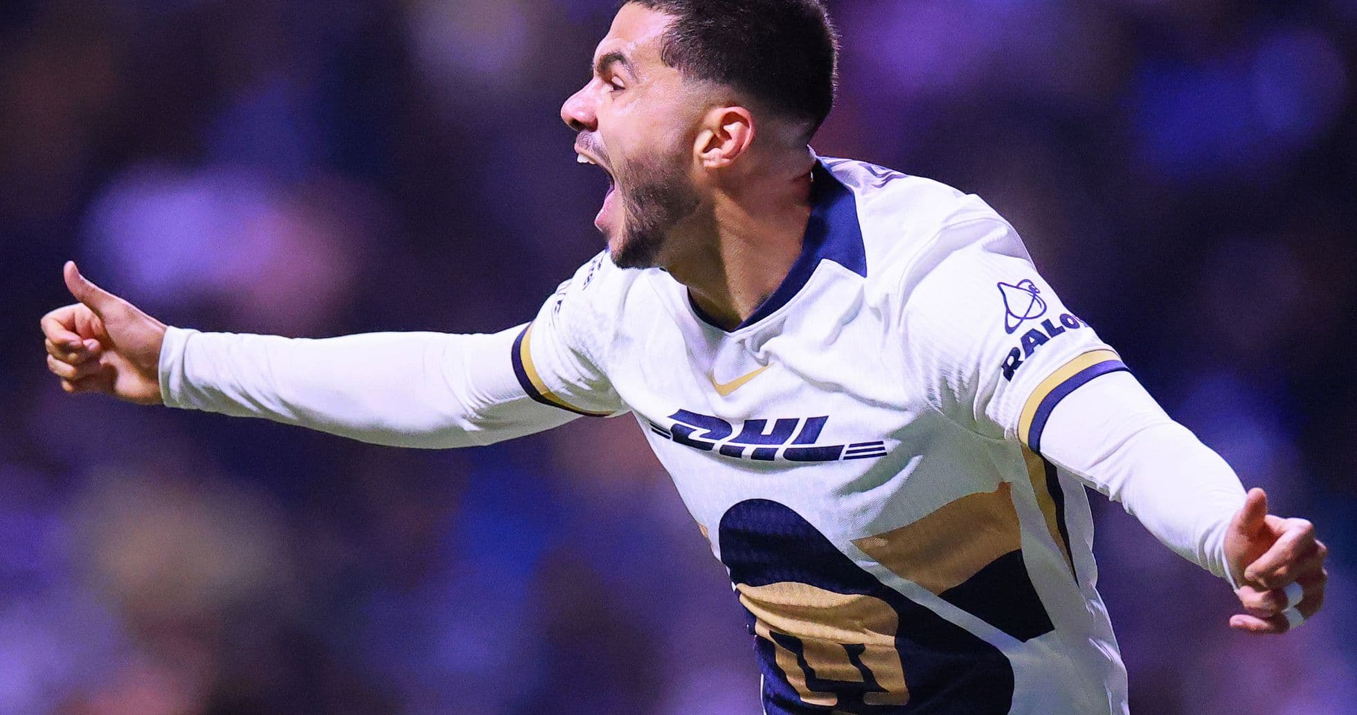 Jugador de Pumas celebra un gol en el partido