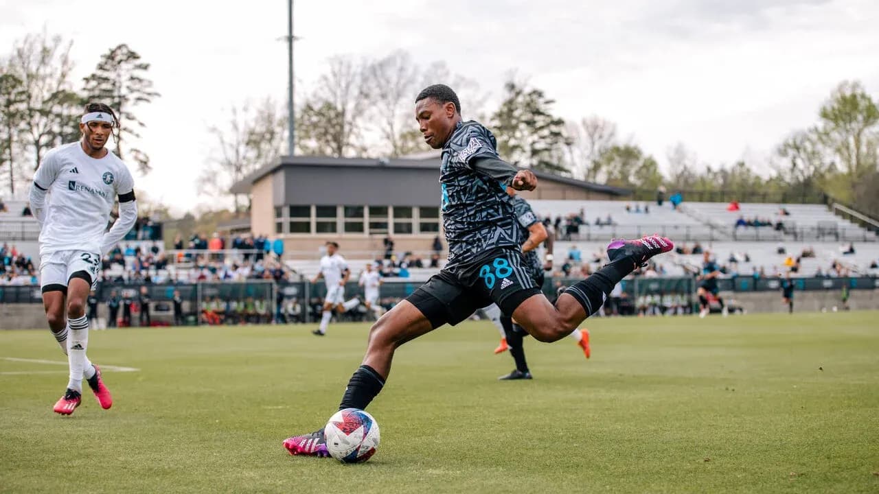 Jugador de Huntsville City disparando al balón