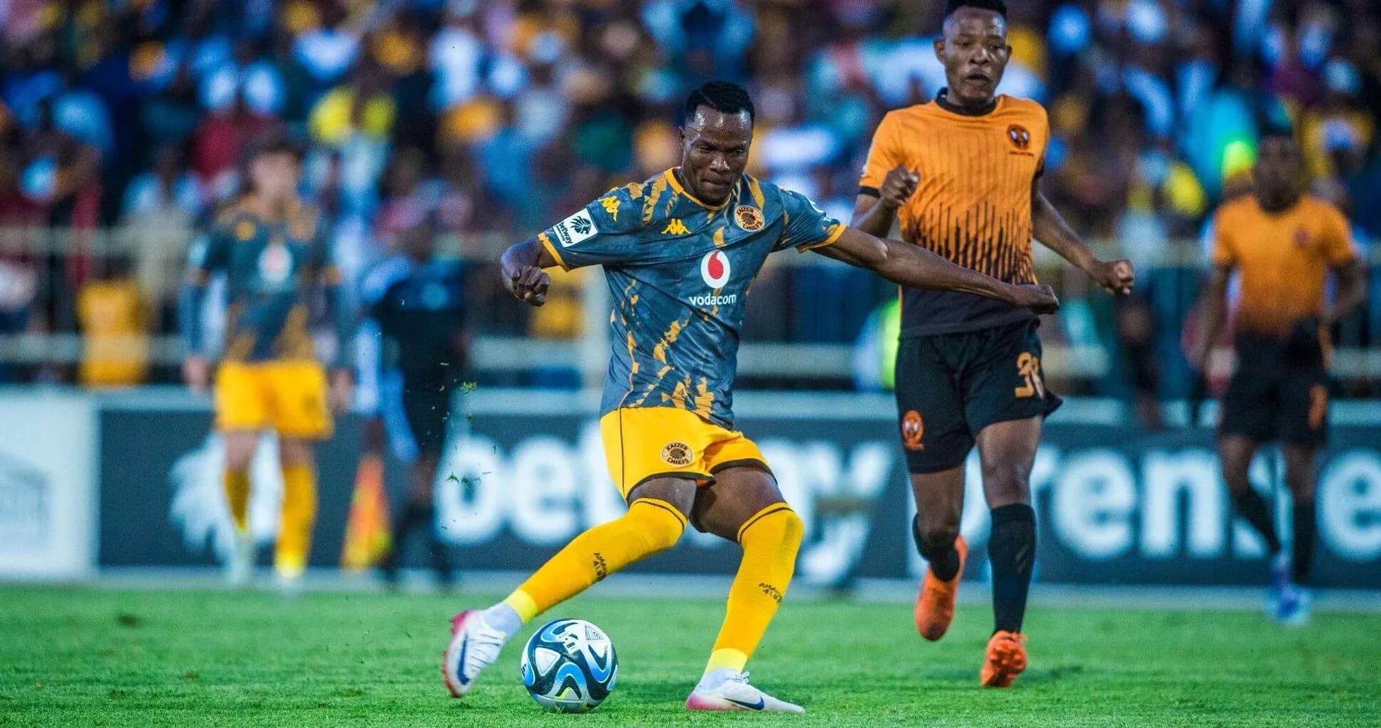 Jugador de Kaizer Chiefs controla el balón en partido