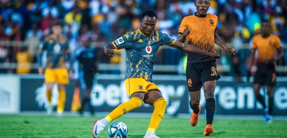 Jugador de Kaizer Chiefs controla el balón en partido
