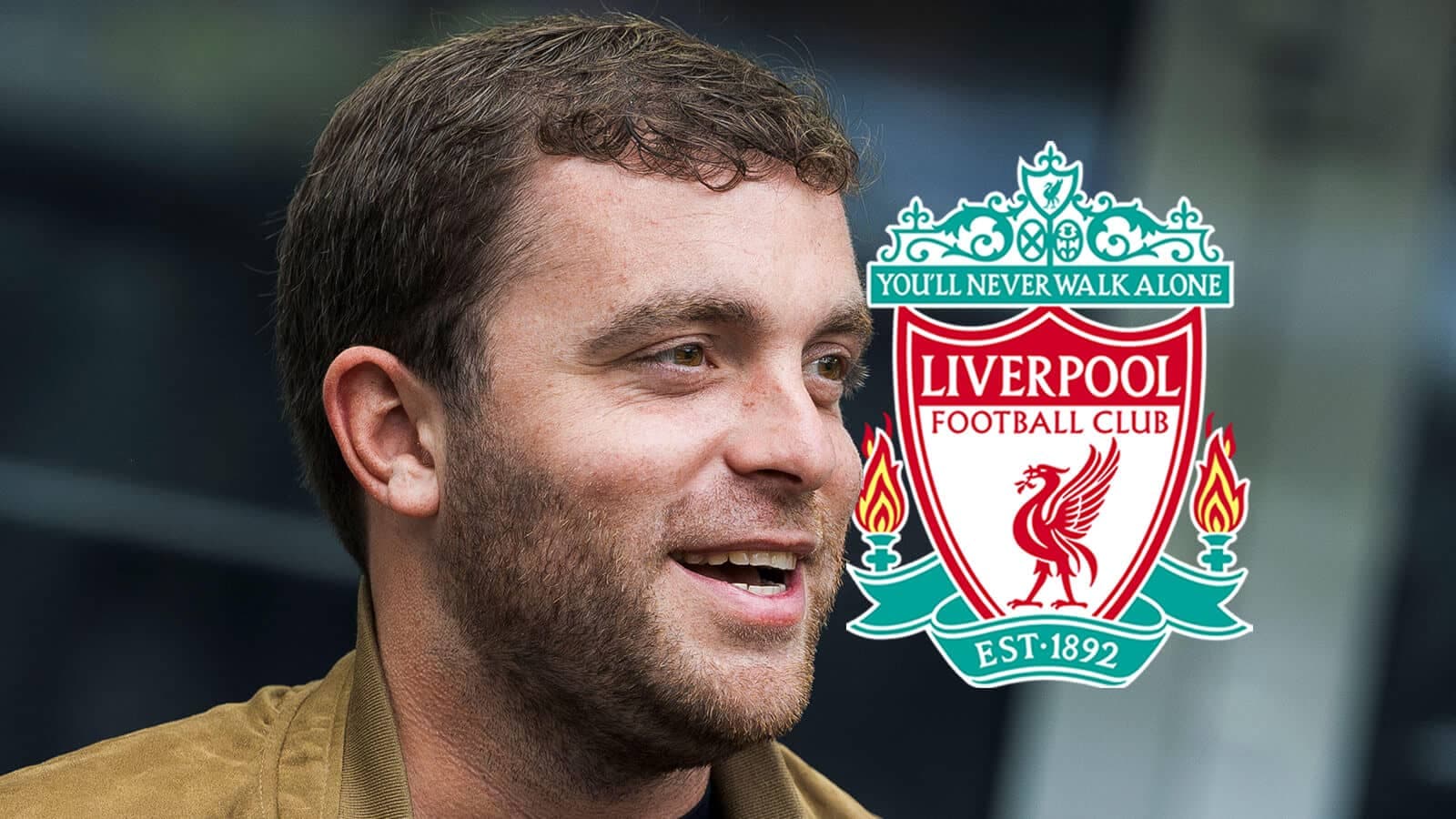 Hombre sonriendo junto al escudo de Liverpool FC