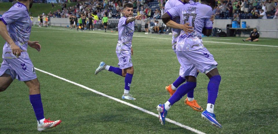 Jugadores celebrando un gol en el partido