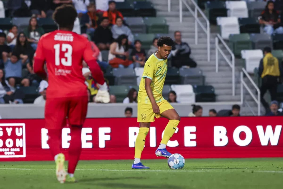 Jugador de New Mexico United con balón en el campo