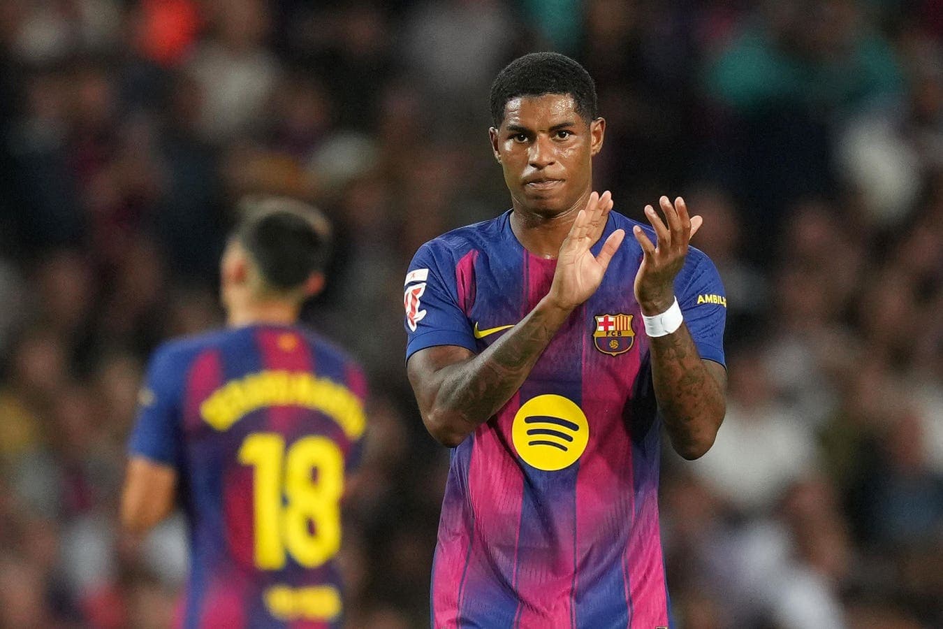 Jugador del Barcelona aplaudiendo en el campo