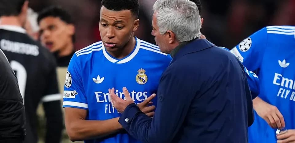Jugador de Real Madrid conversando con entrenador