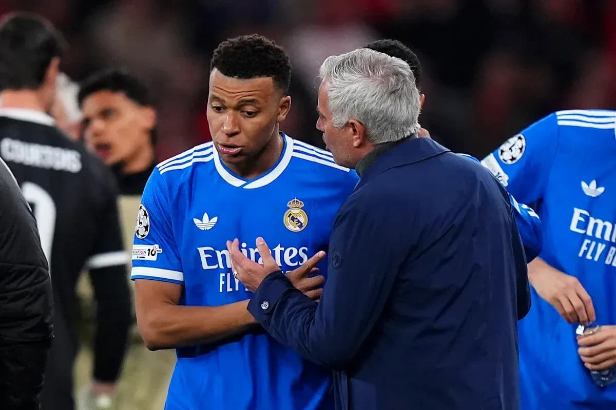 Jugador de Real Madrid conversando con entrenador
