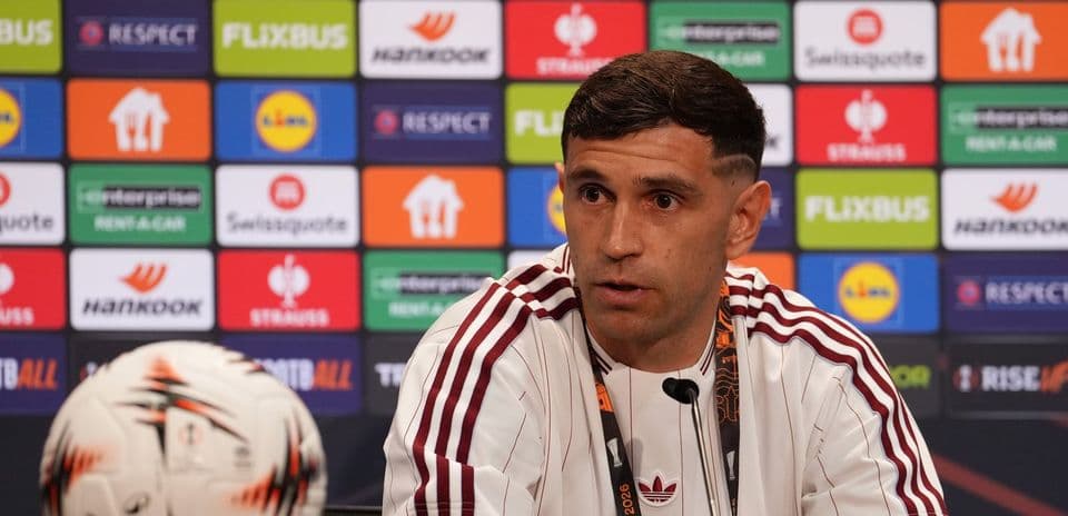 Jugador en conferencia de prensa con balón