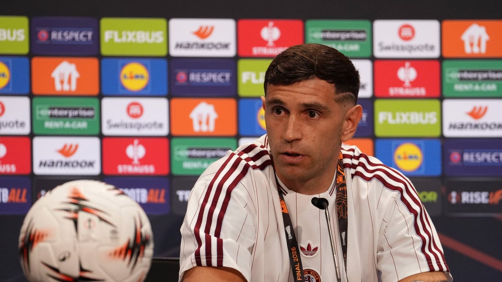 Jugador en conferencia de prensa con balón