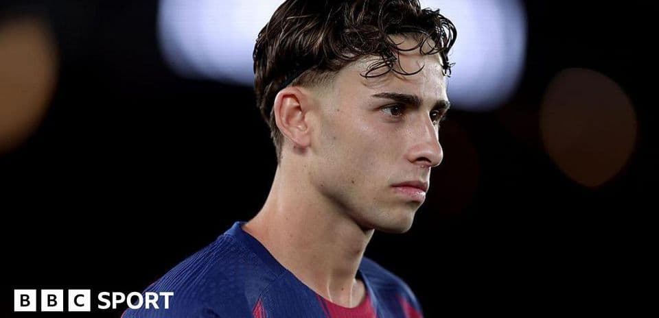 Jugador de fútbol en uniforme, mirando hacia un lado