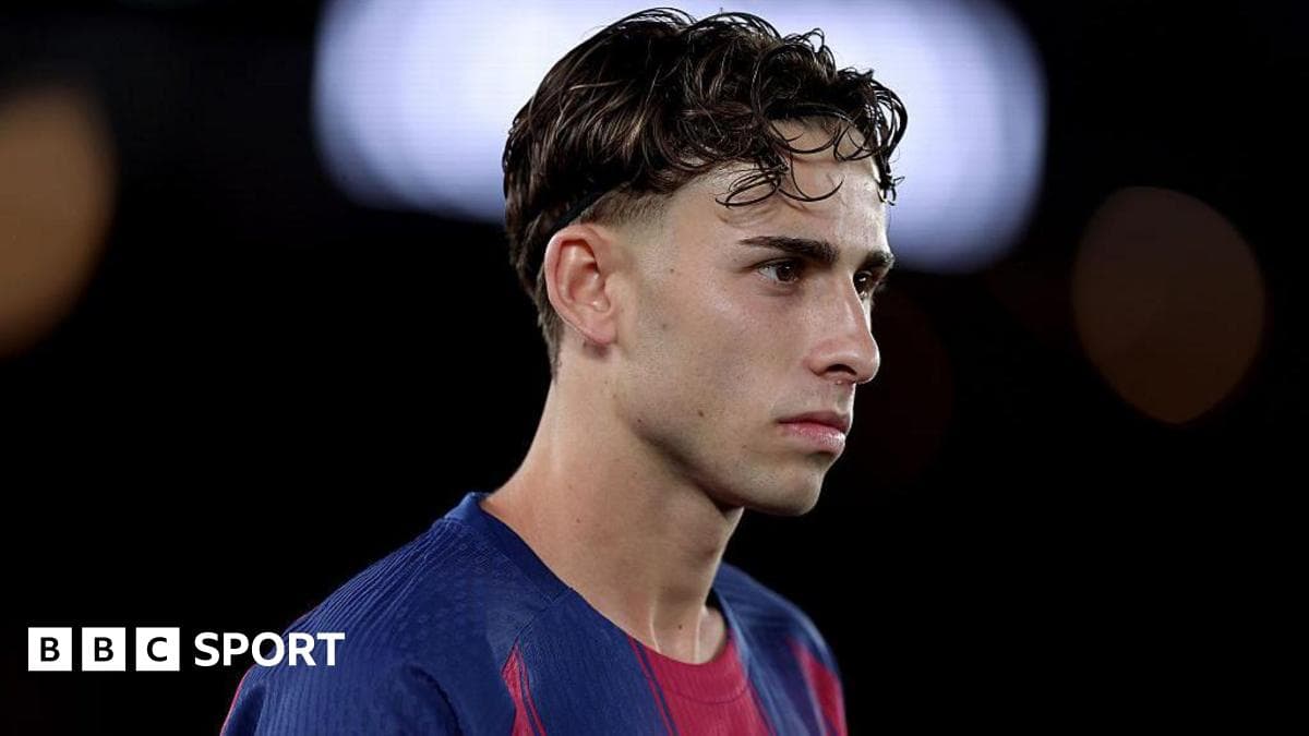 Jugador de fútbol en uniforme, mirando hacia un lado