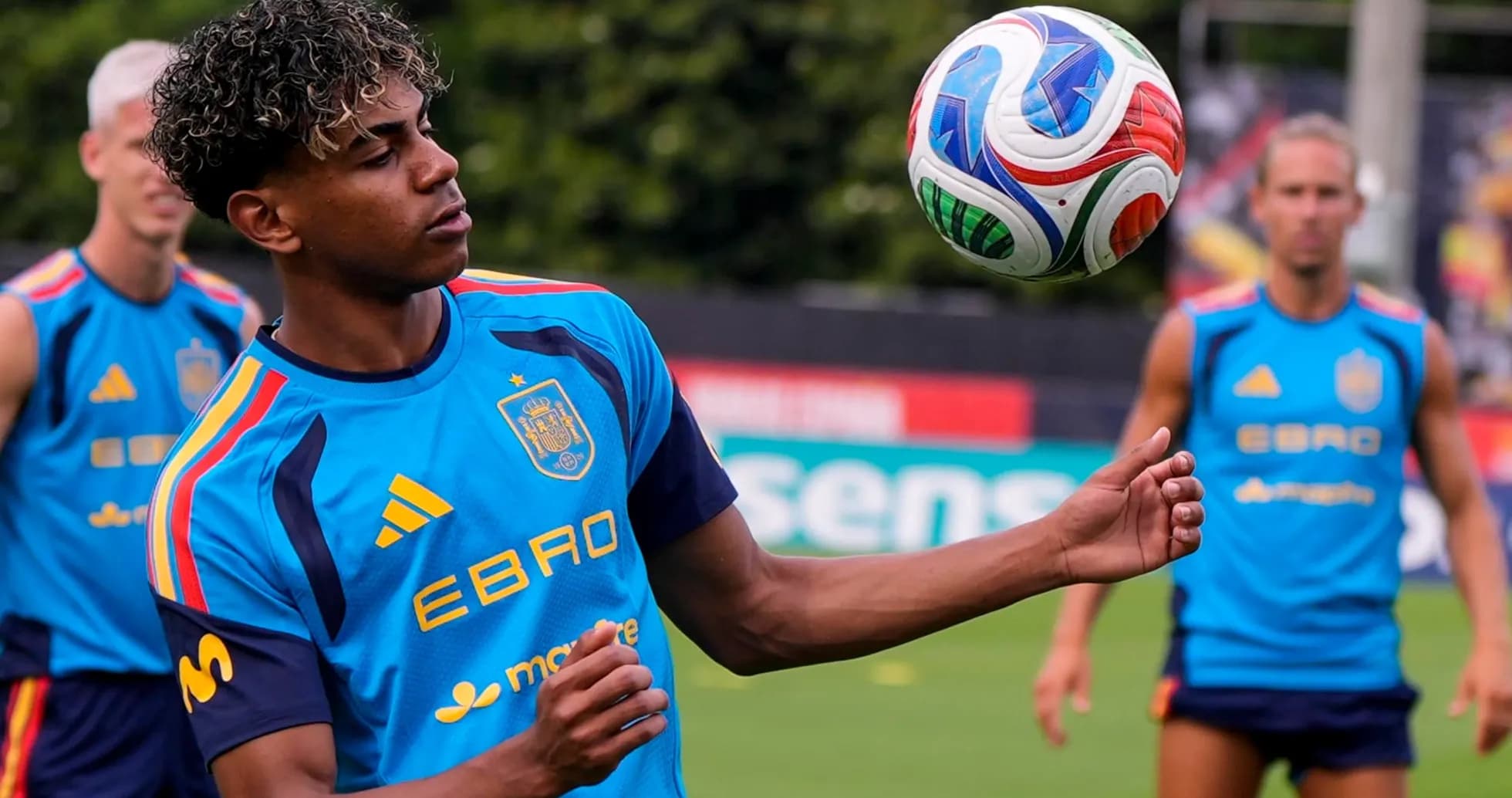 Jugador entrenando con balón en la selección española