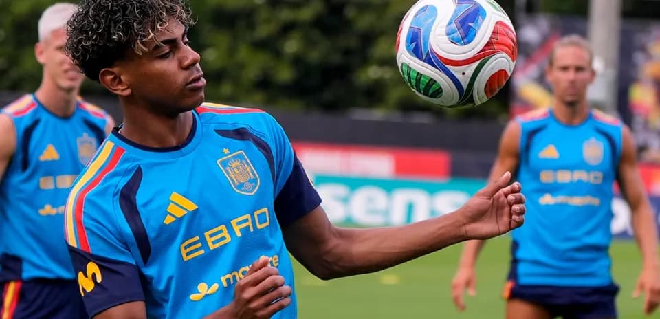 Jugador entrenando con balón en la selección española