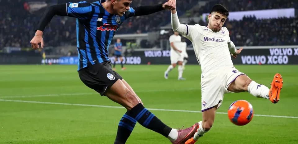 Jugador de Fiorentina disputa el balón con Atalanta