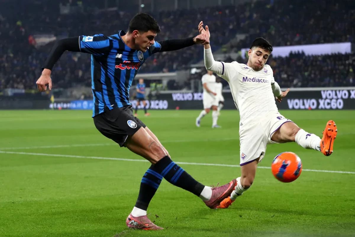 Jugador de Fiorentina disputa el balón con Atalanta