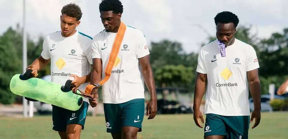 Jugadores de fútbol caminando durante sesión de entrenamiento