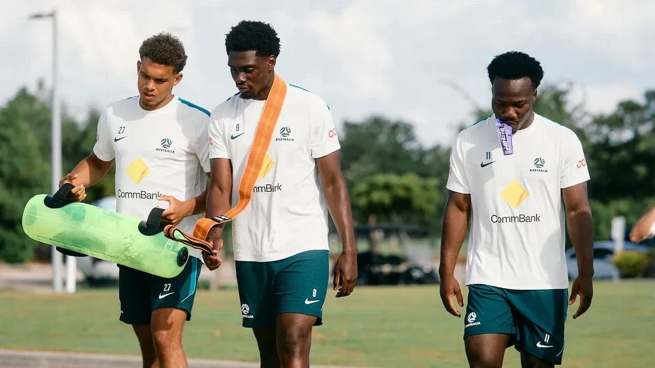 Jugadores de fútbol caminando durante sesión de entrenamiento