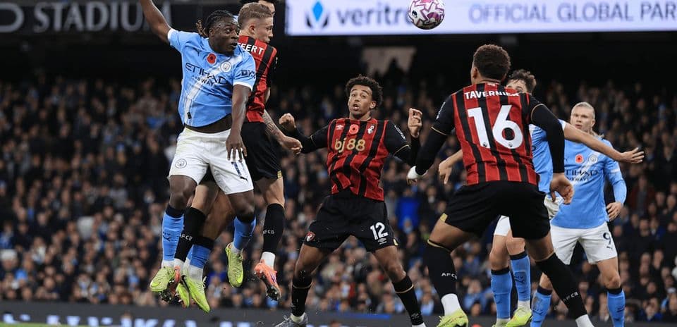 Jugador de Bournemouth intentando despejar un balón
