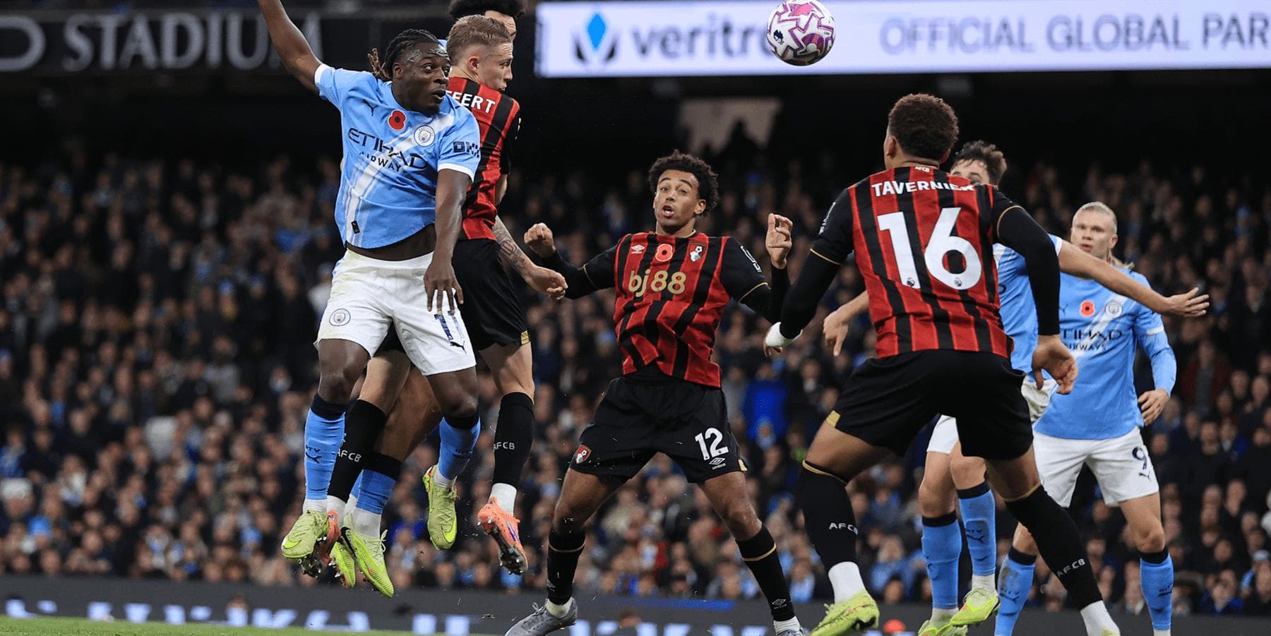 Jugador de Bournemouth intentando despejar un balón
