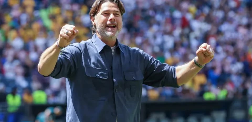 Entrenador celebrando en el campo de juego