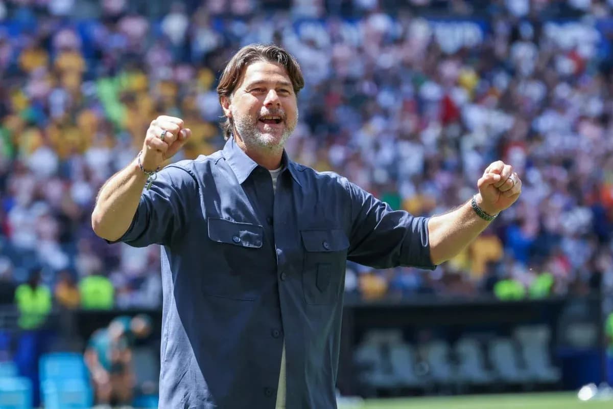 Entrenador celebrando en el campo de juego