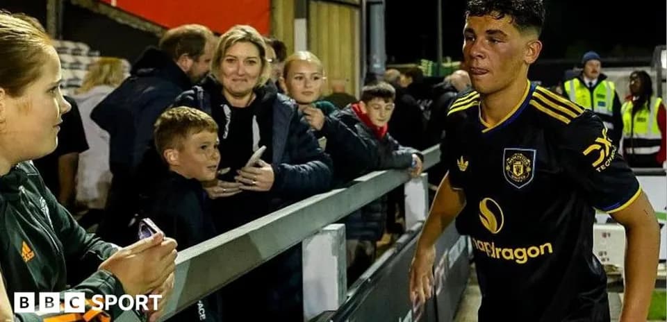 Jugador saliendo del campo con aficionados al fondo