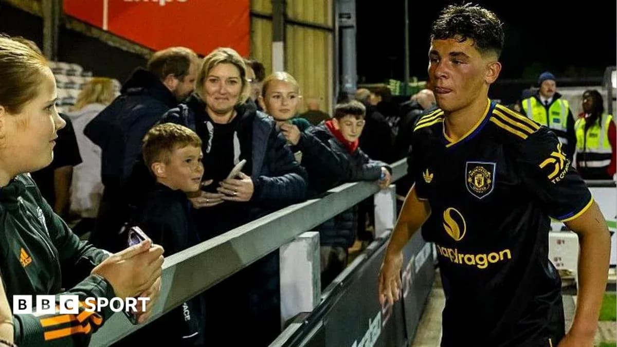 Jugador saliendo del campo con aficionados al fondo