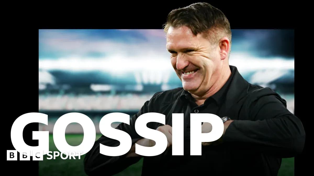 Entrenador sonriendo en un estadio de fondo