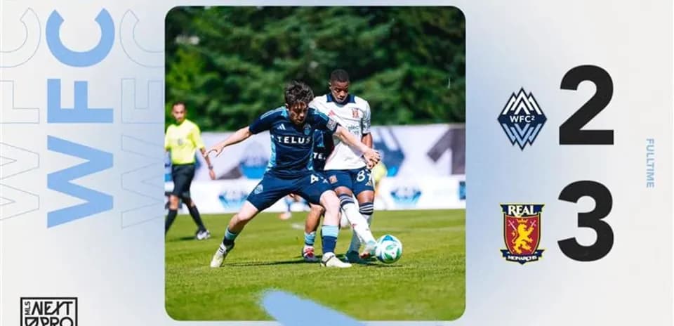Jugador de Vancouver Whitecaps II luchando por el balón